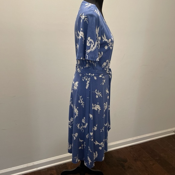 Ann Taylor Wrap Dress Size6 BlueWhite Floral Print Capsule Classic Timeless - Picture 5 of 12